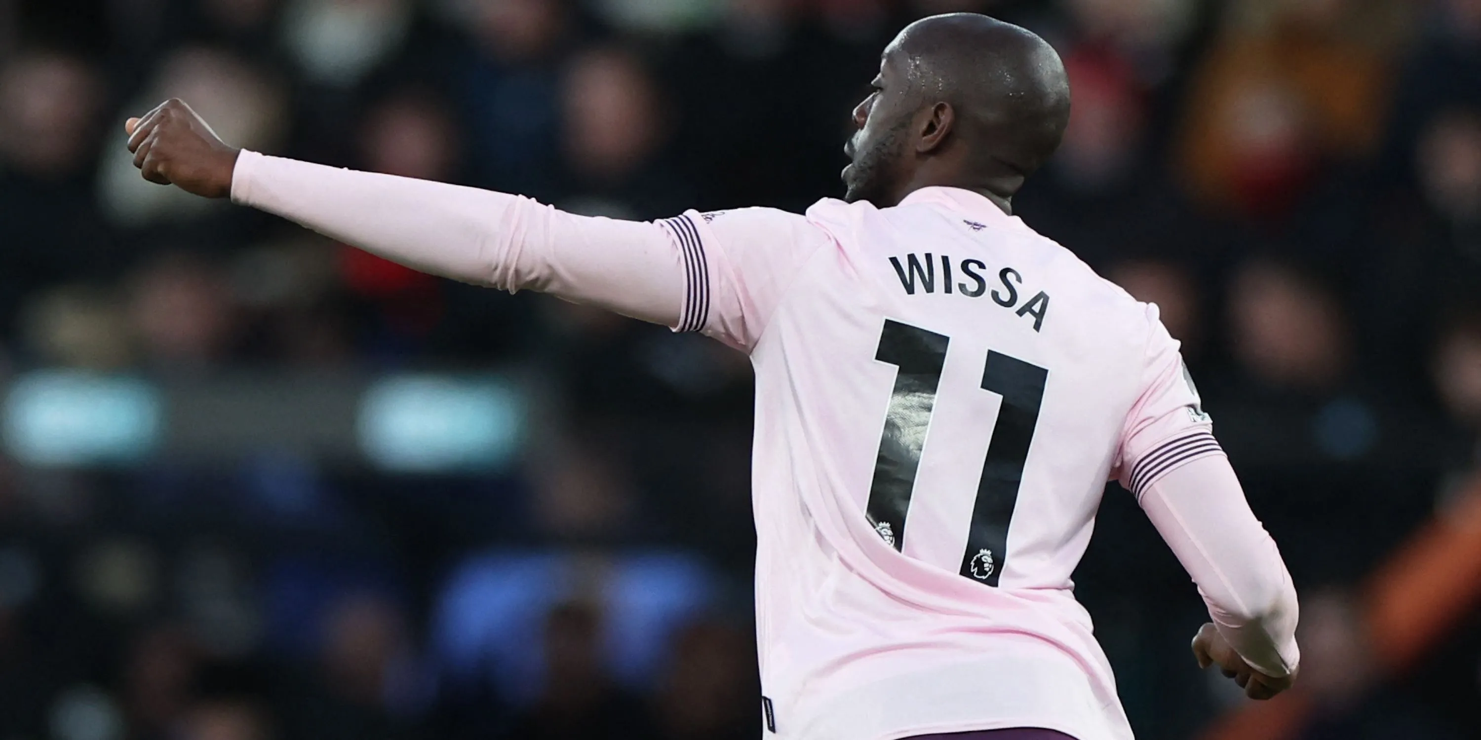 Yoane Wissa ăn mừng bàn thắng cho Brentford, thể hiện phong độ cao.
