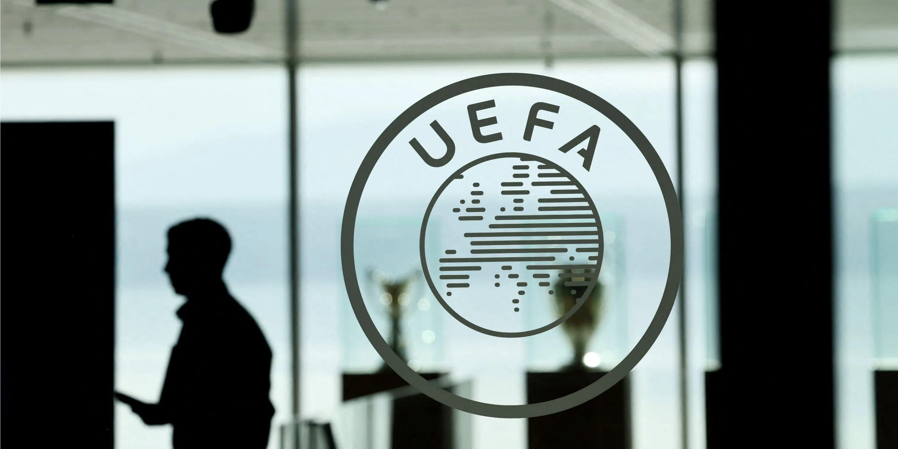 Biểu tượng luật Công bằng tài chính (FFP) của UEFA và các quy định trừng phạt