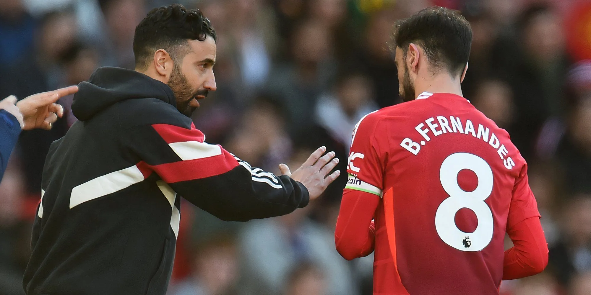 Bruno Fernandes và Iliman Ndiaye tranh cãi dữ dội trên sân sau pha vào bóng