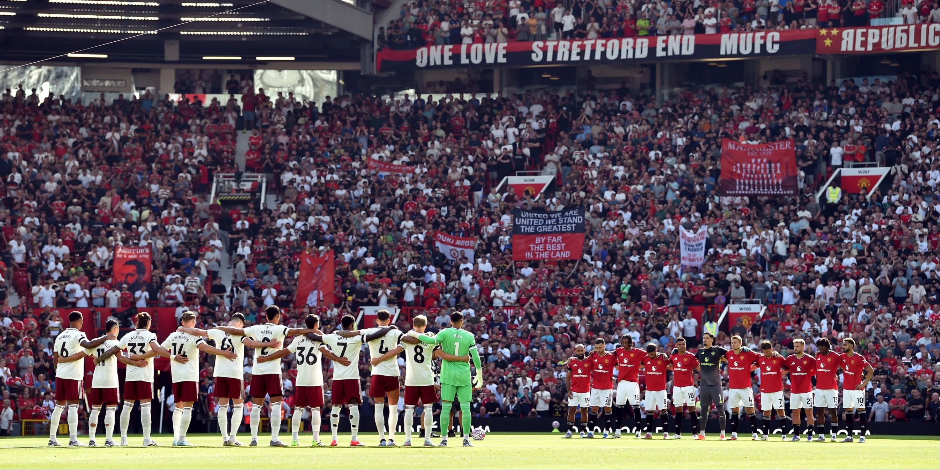 Cầu thủ Arsenal tranh bóng với cầu thủ Manchester United trong trận đấu kịch tính tại Ngoại hạng Anh.