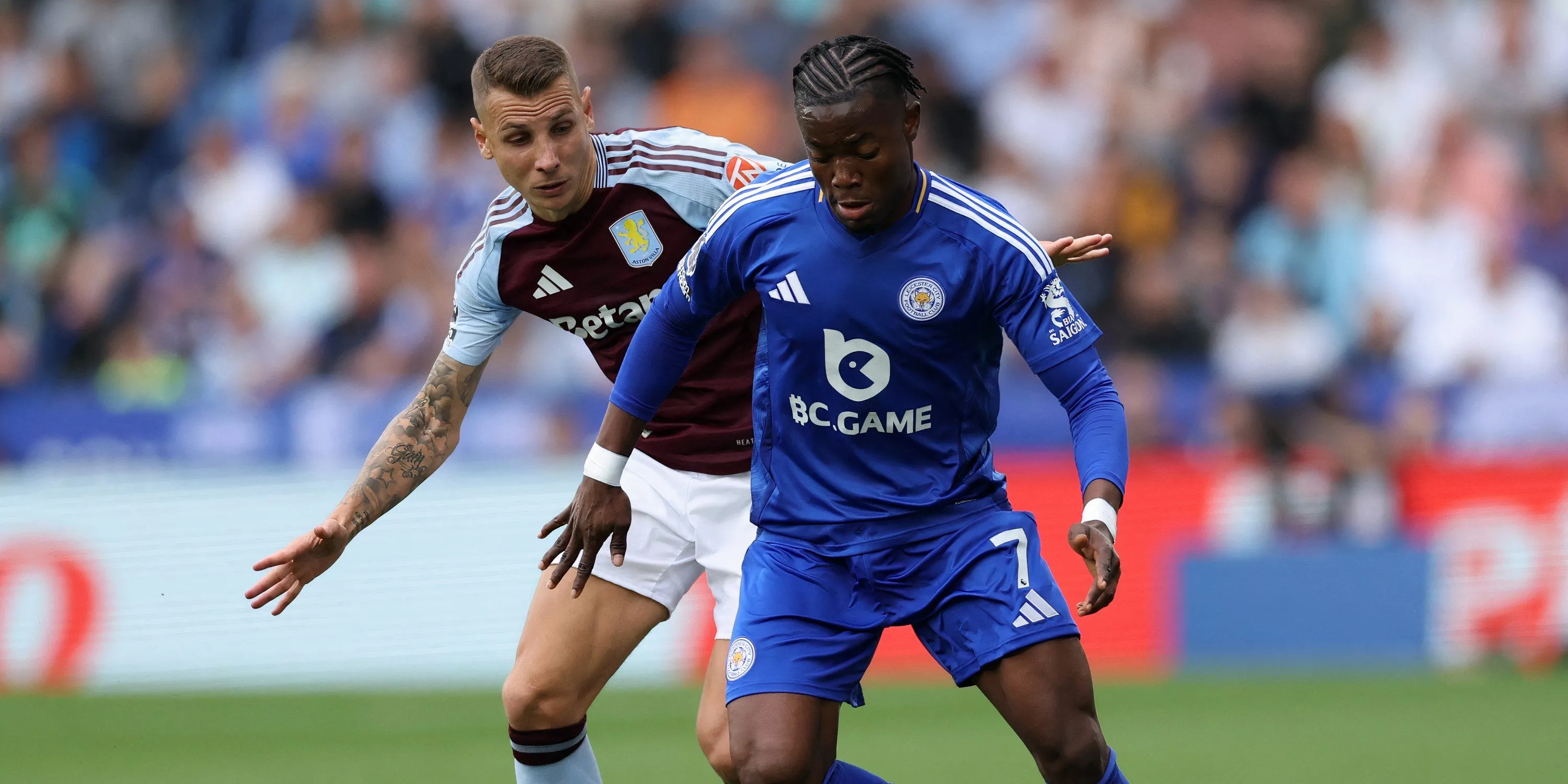 Cầu thủ chạy cánh Abdul Fatawu của Leicester