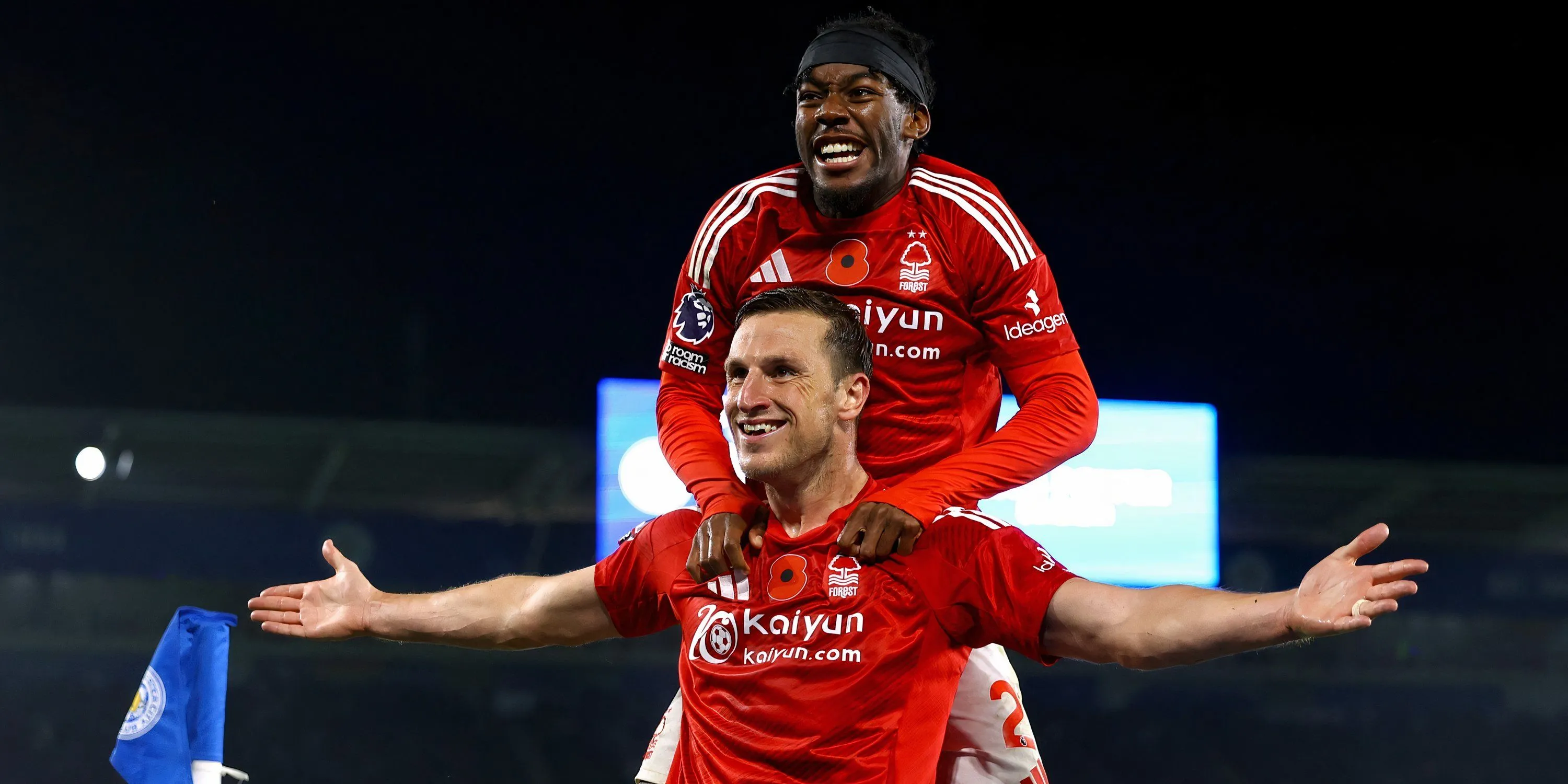 Chris Wood trong một pha tranh chấp bóng đầy nỗ lực trên sân