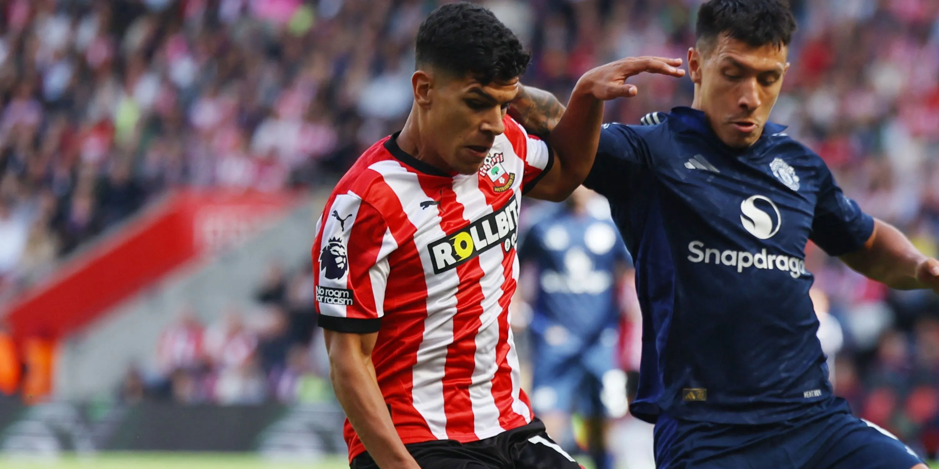 Mateus Fernandes trong màu áo Southampton đối đầu Manchester United ở Ngoại hạng Anh.