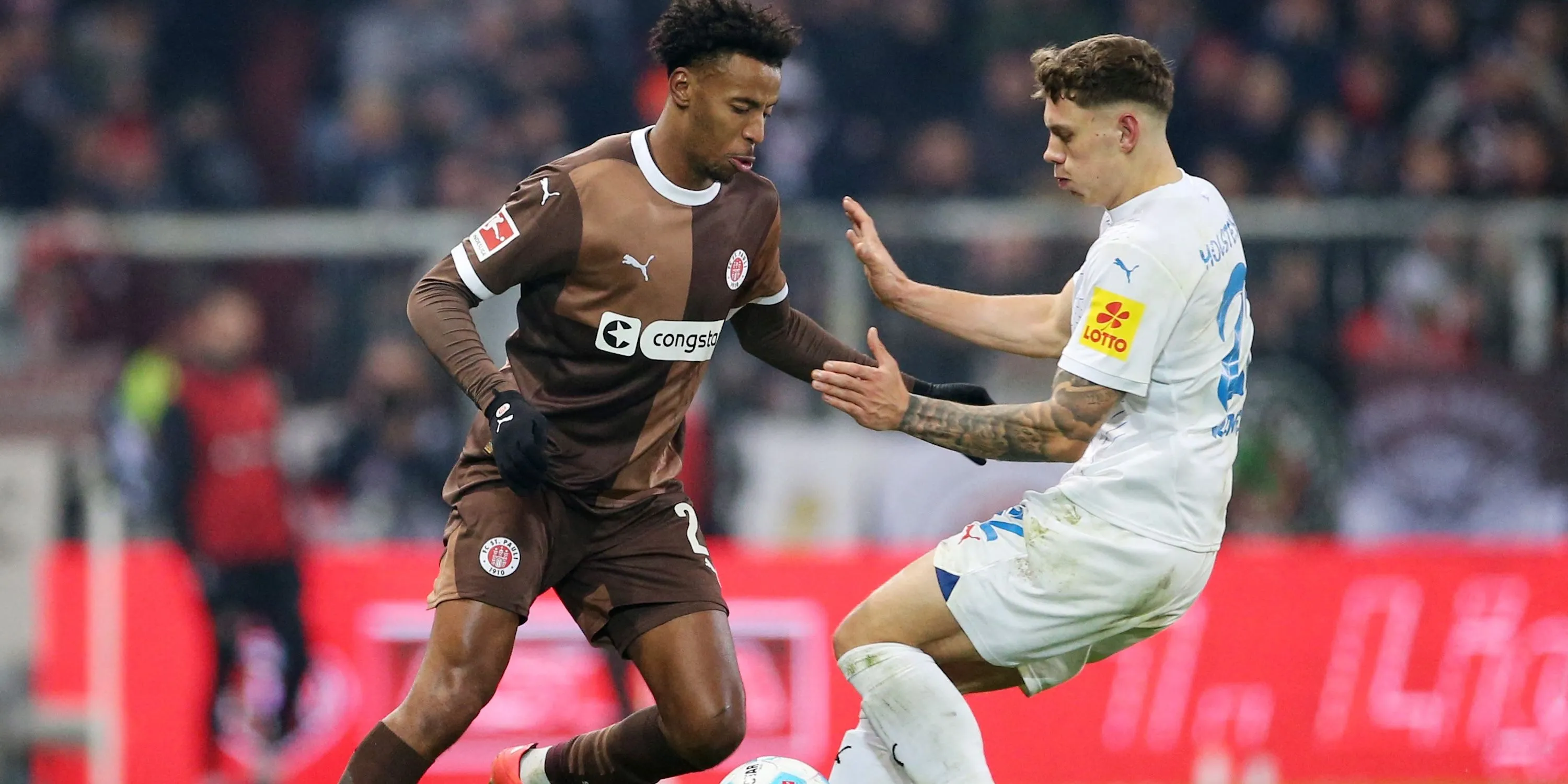 Morgan Guilavogui trong màu áo St. Pauli tranh chấp bóng, thể hiện sự mạnh mẽ và nhiệt huyết của tiền đạo mà Southampton đang theo đuổi.