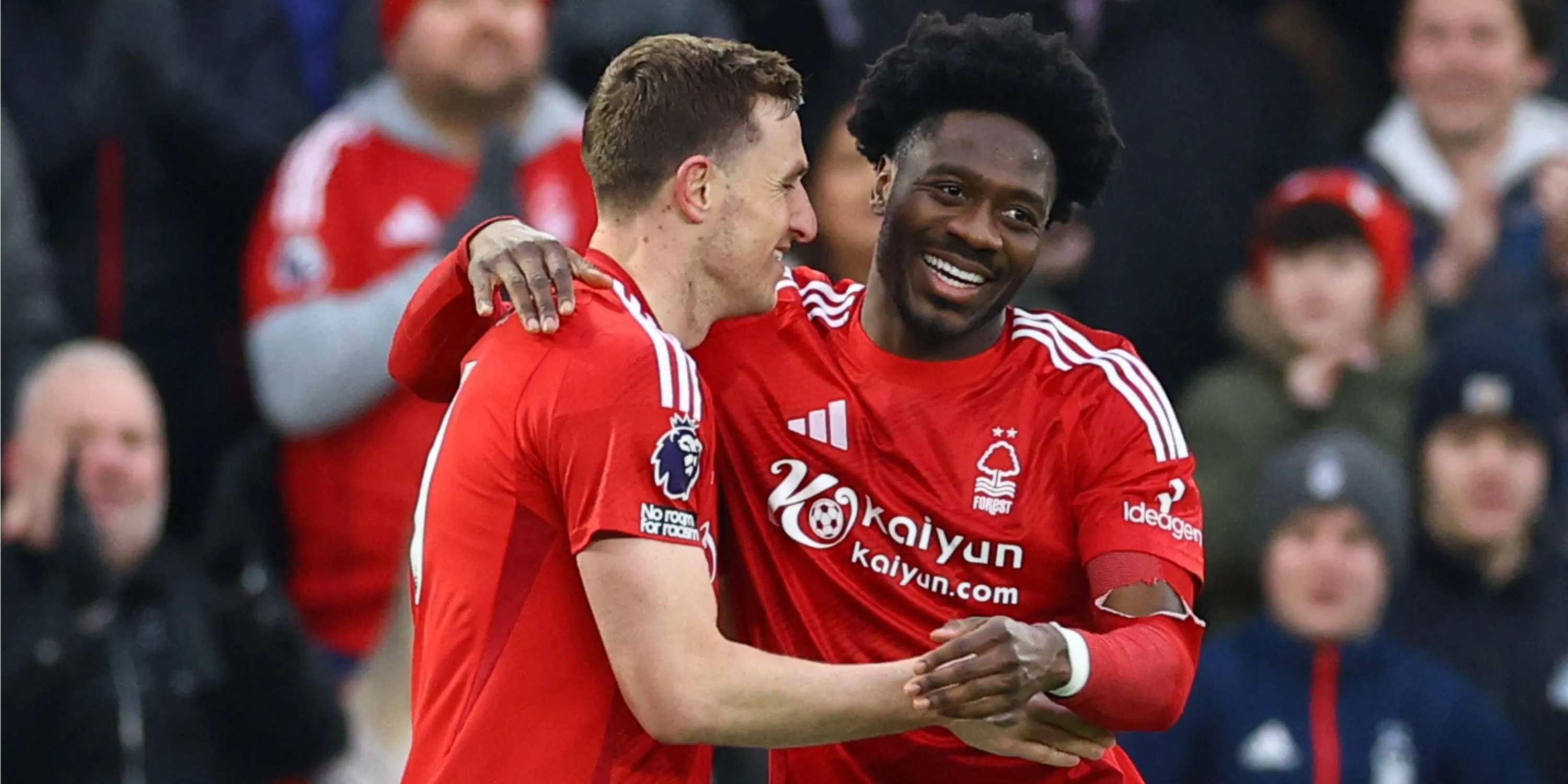 Ola Aina và Chris Wood trong màu áo Nottingham Forest thảo luận chiến thuật