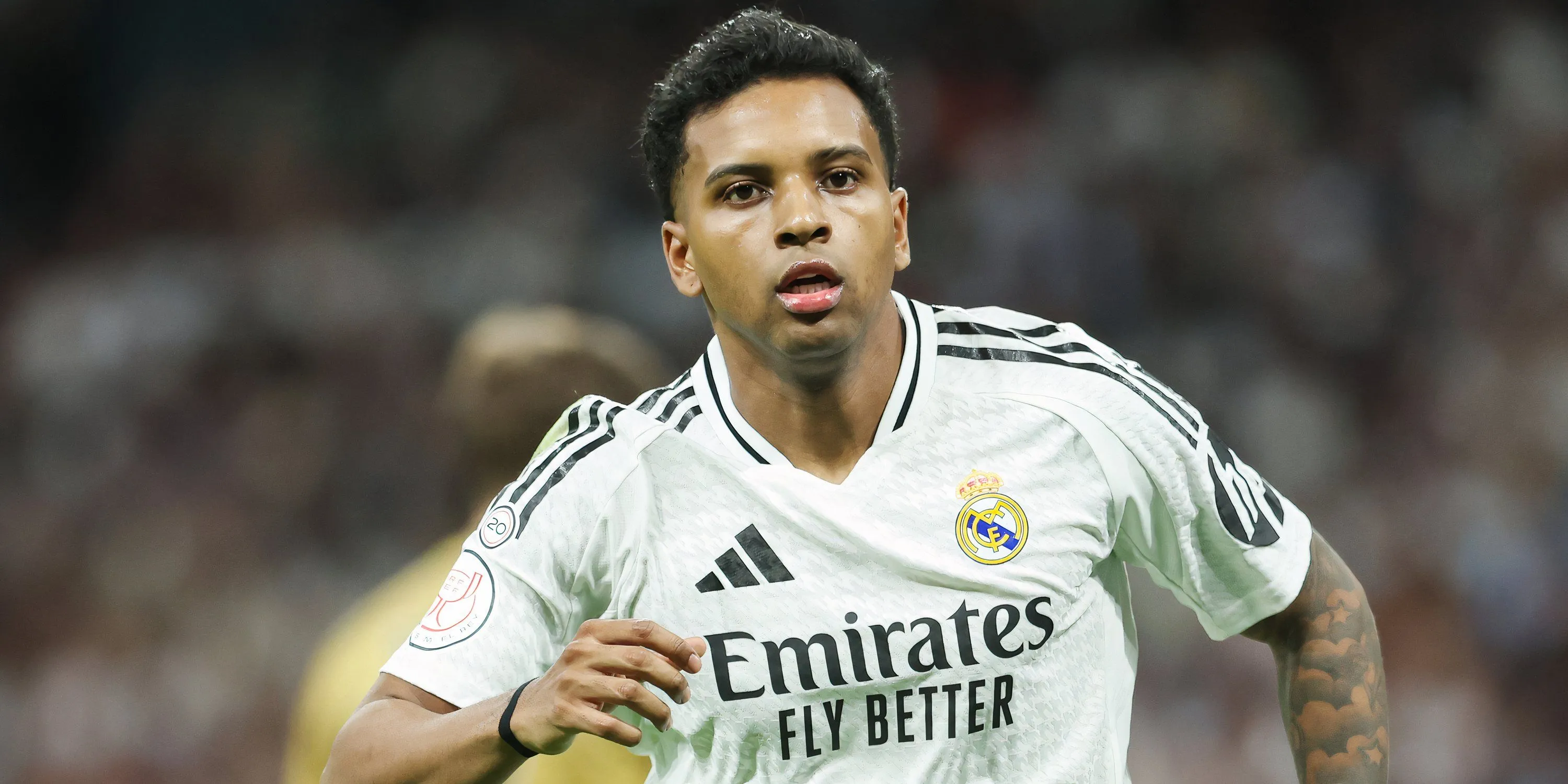 Rodrygo thi đấu cho Real Madrid, tranh chấp bóng giữa sân