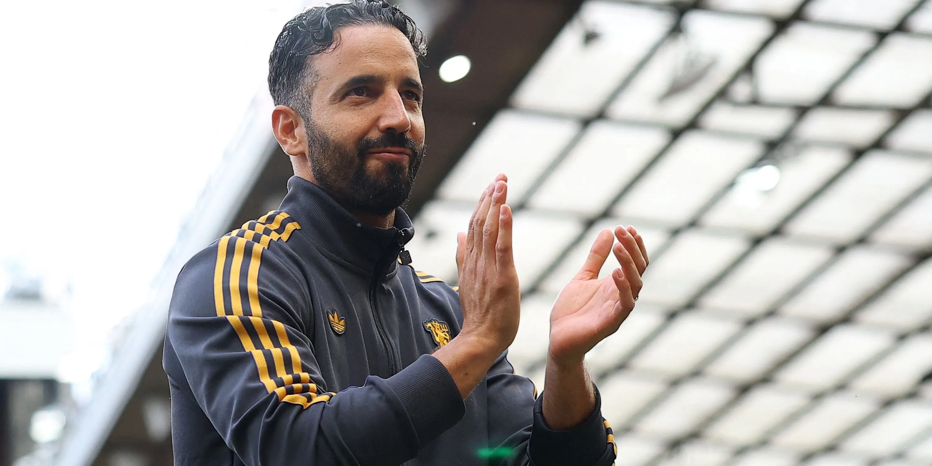 Ruben Amorim vỗ tay cảm ơn người hâm mộ Manchester United sau trận đấu