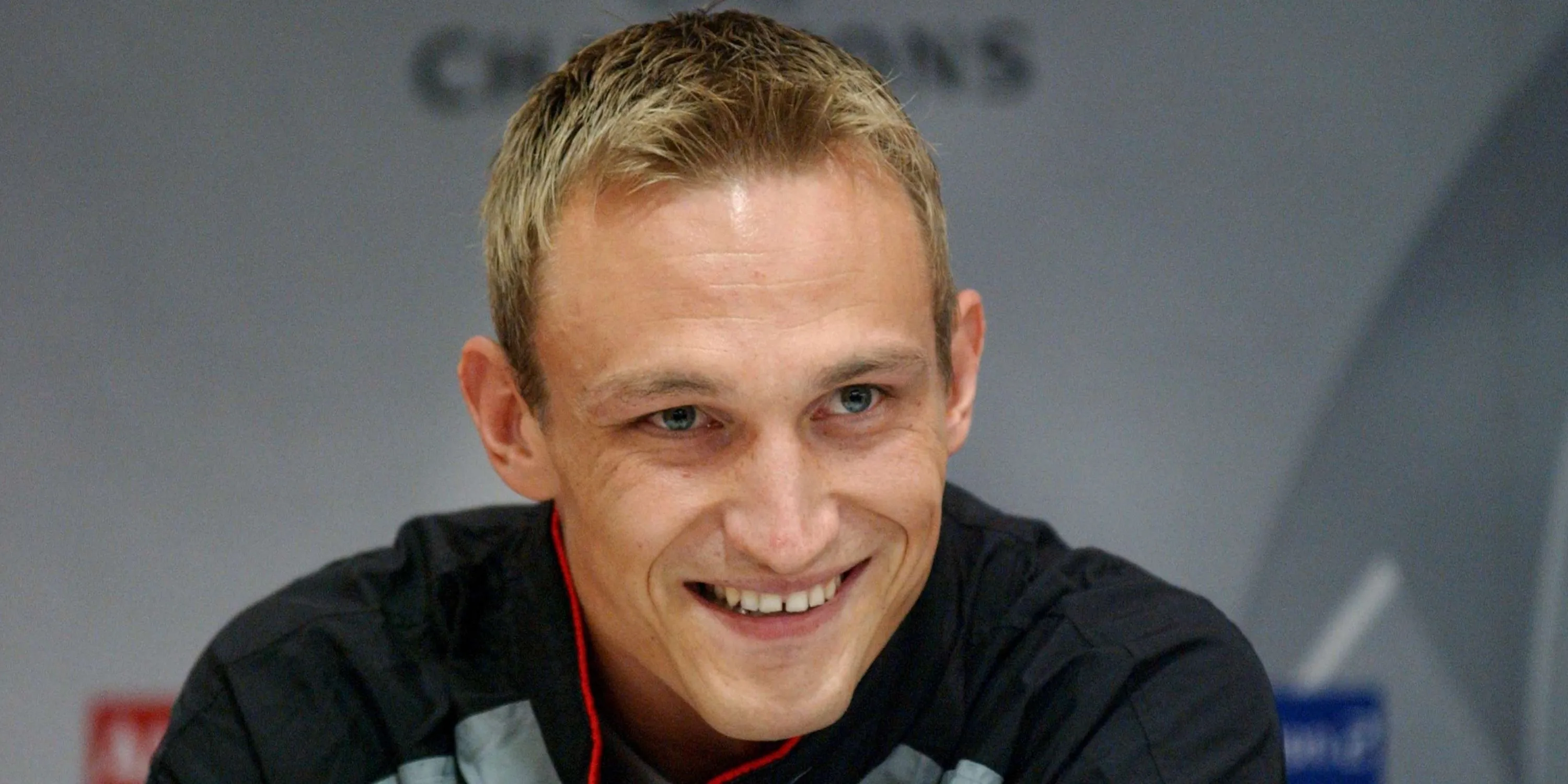 Sami Hyypia tại một buổi họp báo của Liverpool, trung vệ huyền thoại của CLB.