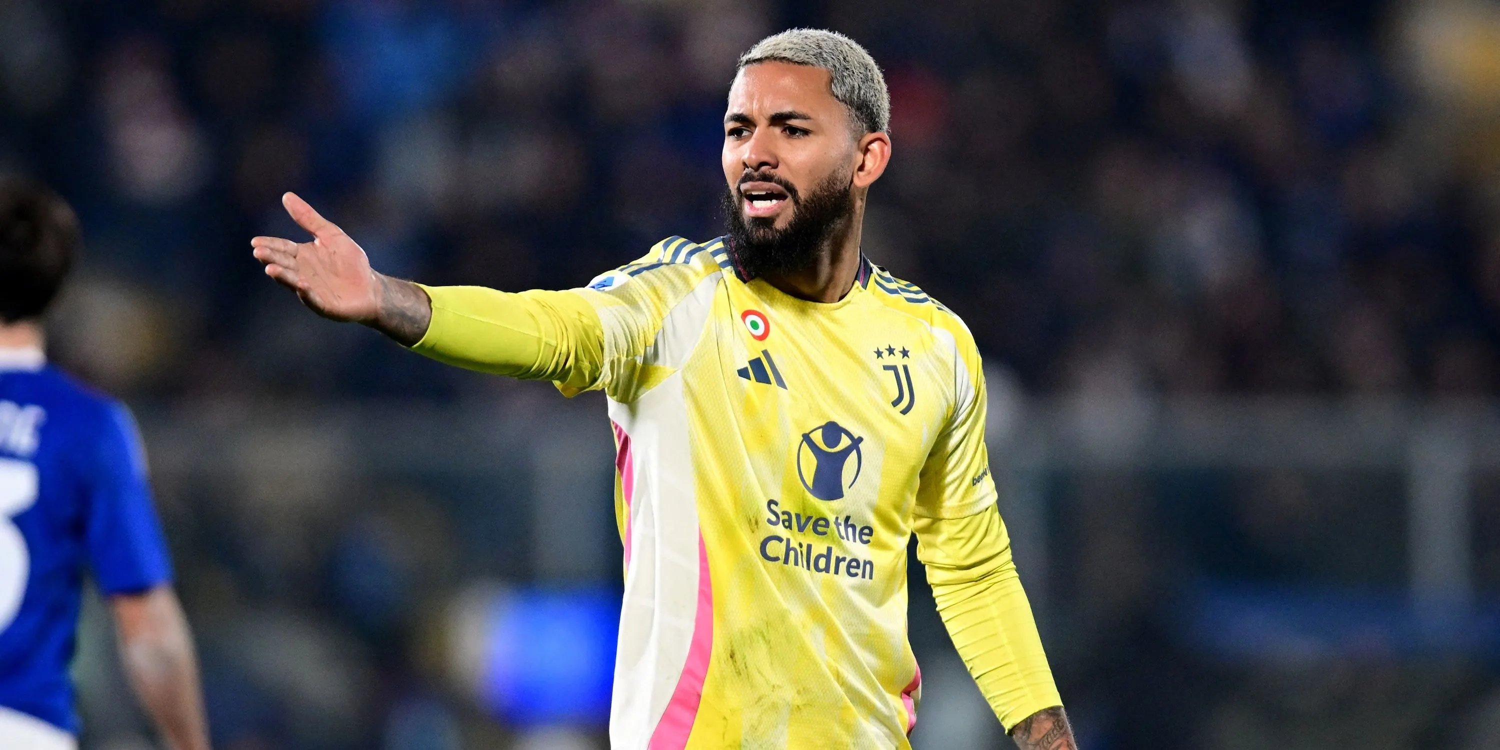 Tiền vệ Douglas Luiz của Juventus phản ứng trên sân cỏ
