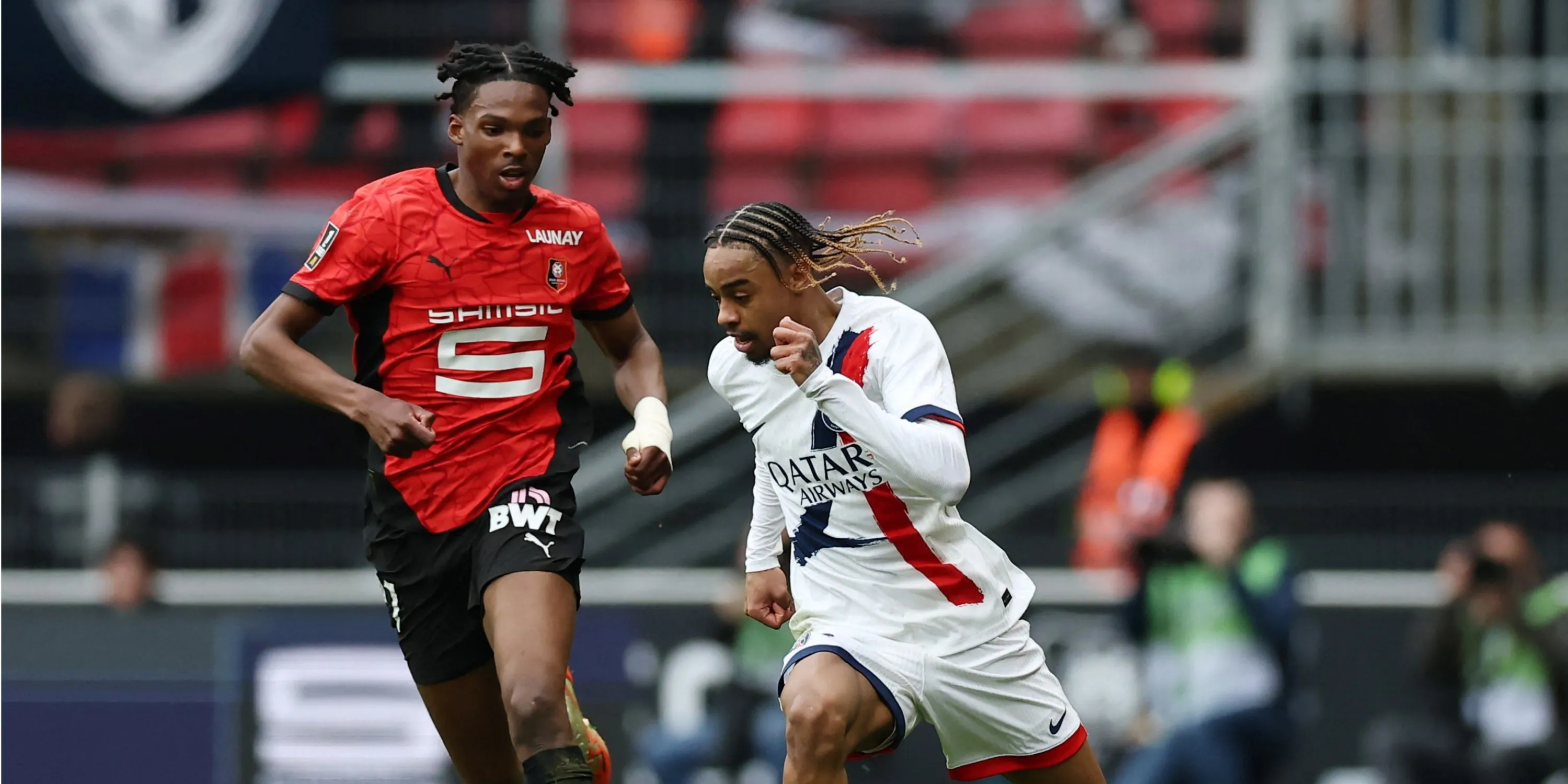 Trung vệ Jeremy Jacquet trong một pha theo kèm đối thủ ở Ligue 1