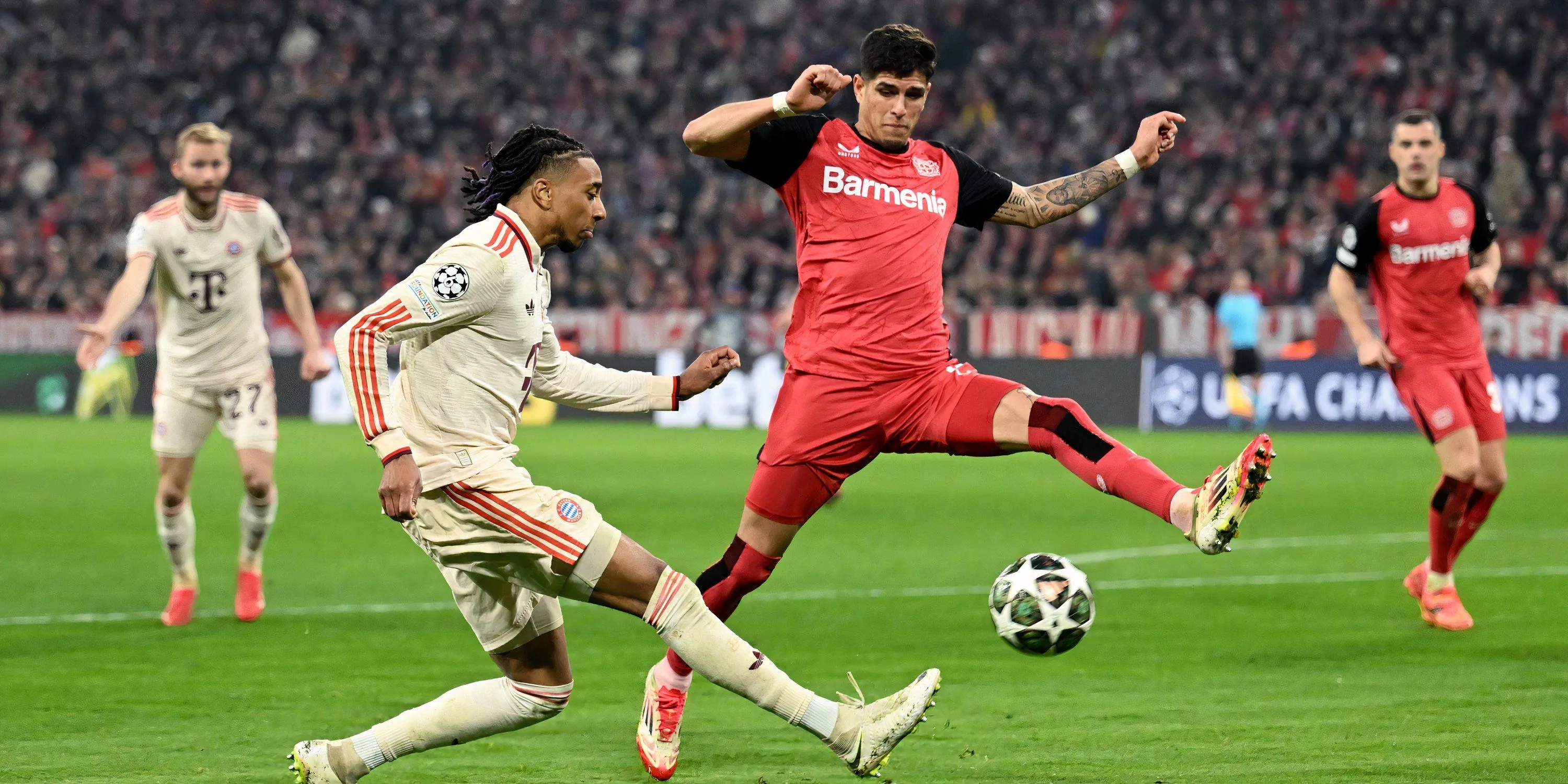 Trung vệ Piero Hincapié trong màu áo Bayer Leverkusen đang thi đấu trên sân