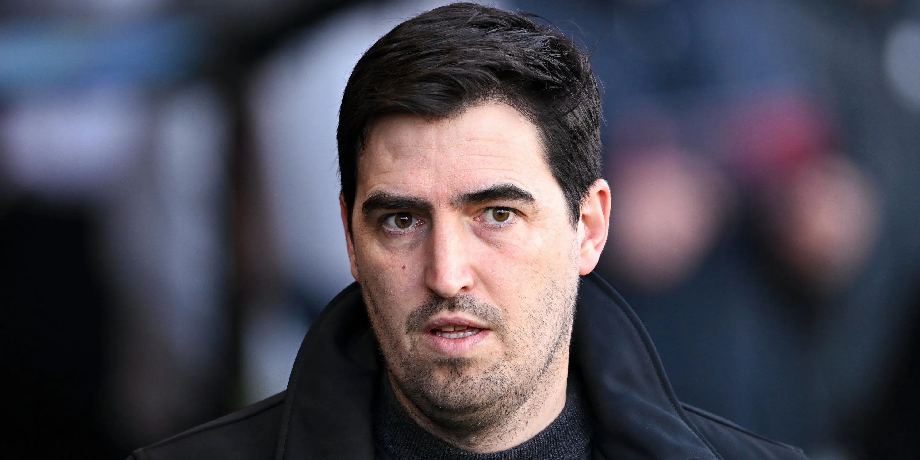 Andoni Iraola, huấn luyện viên trưởng của Bournemouth, trên đường pitch