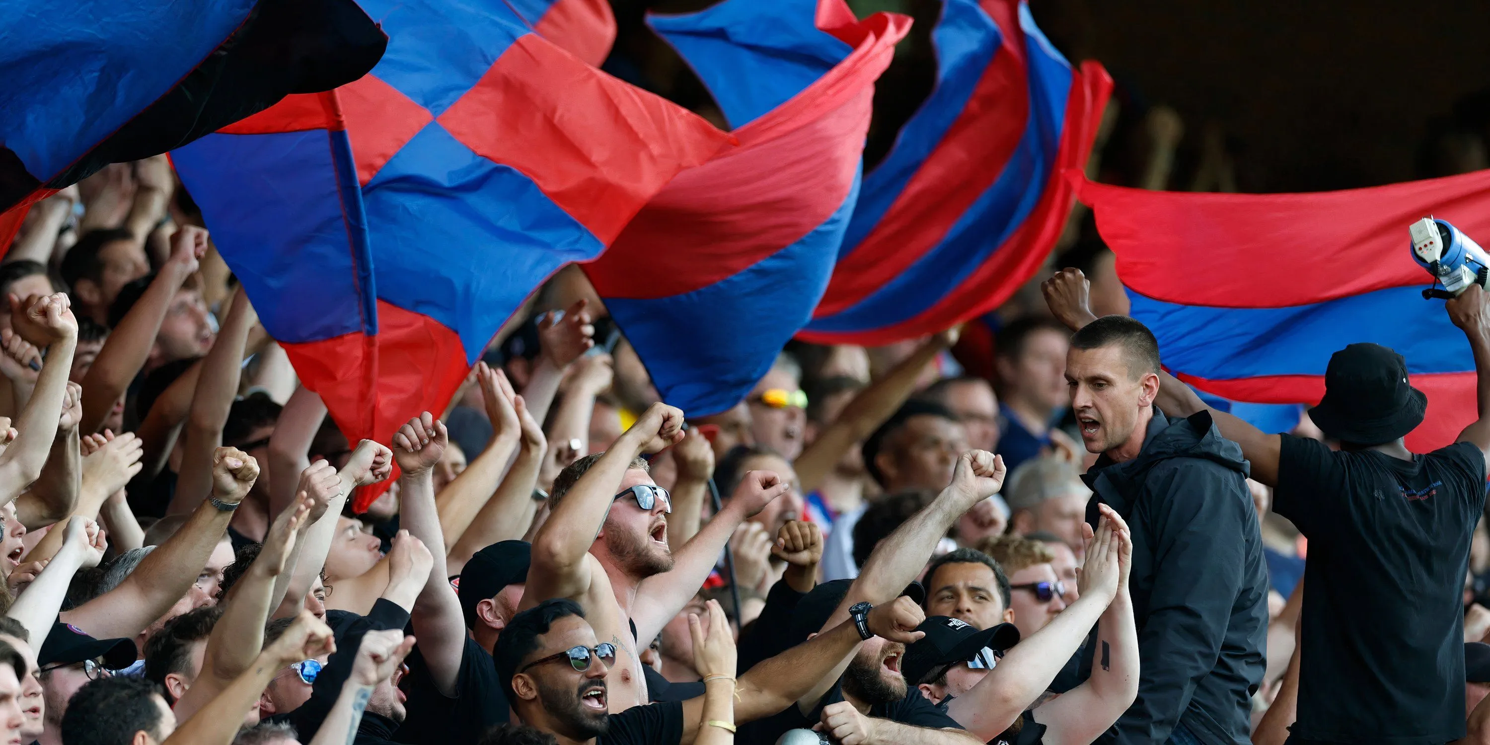 Cột cờ góc với lá cờ hình chữ nhật theo quy định của UEFA trong các giải đấu châu Âu
