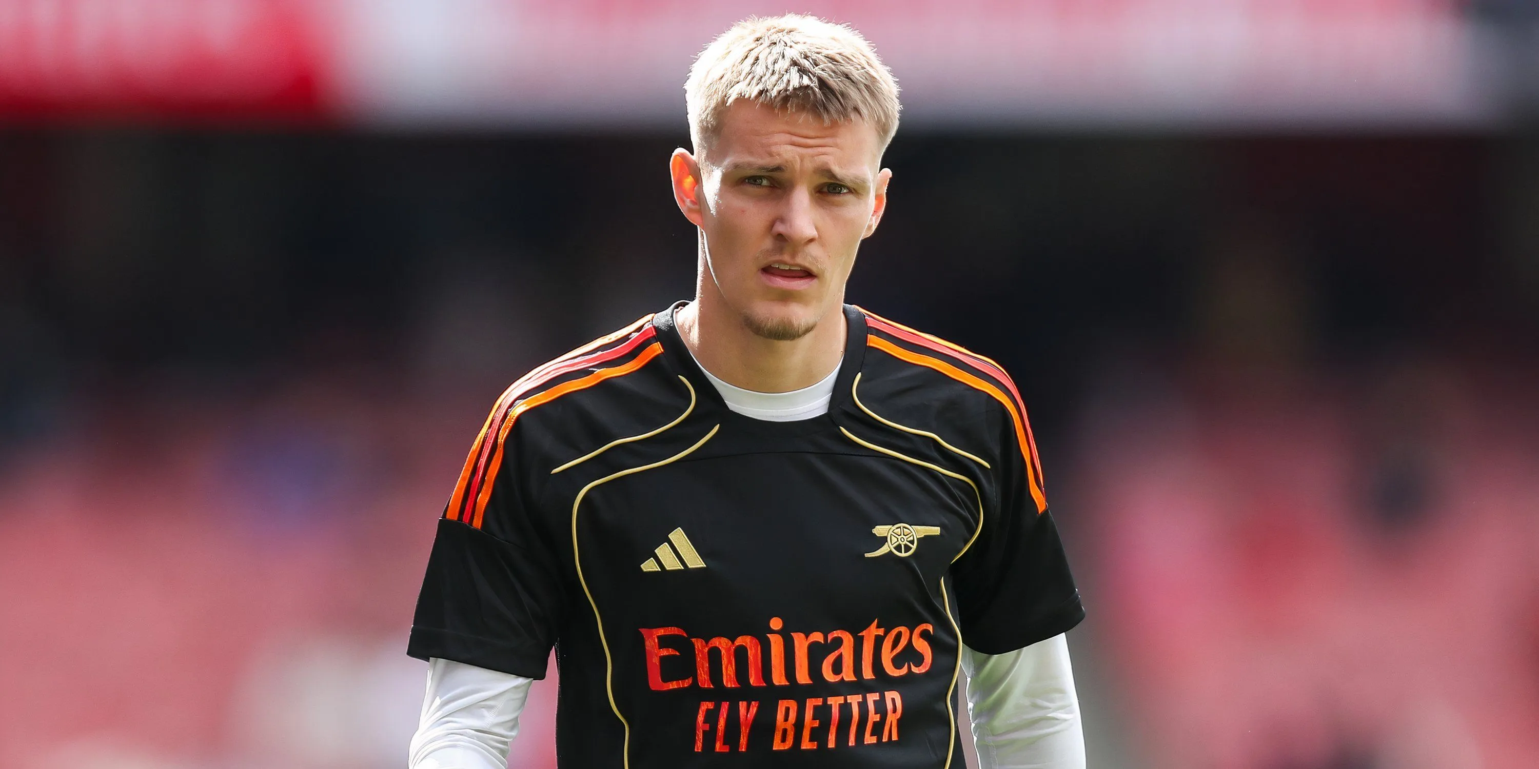 Đội trưởng Martin Odegaard của Arsenal khởi động trước trận, anh sẽ vắng mặt trong trận đấu gặp Athletic Bilbao do chấn thương vai.