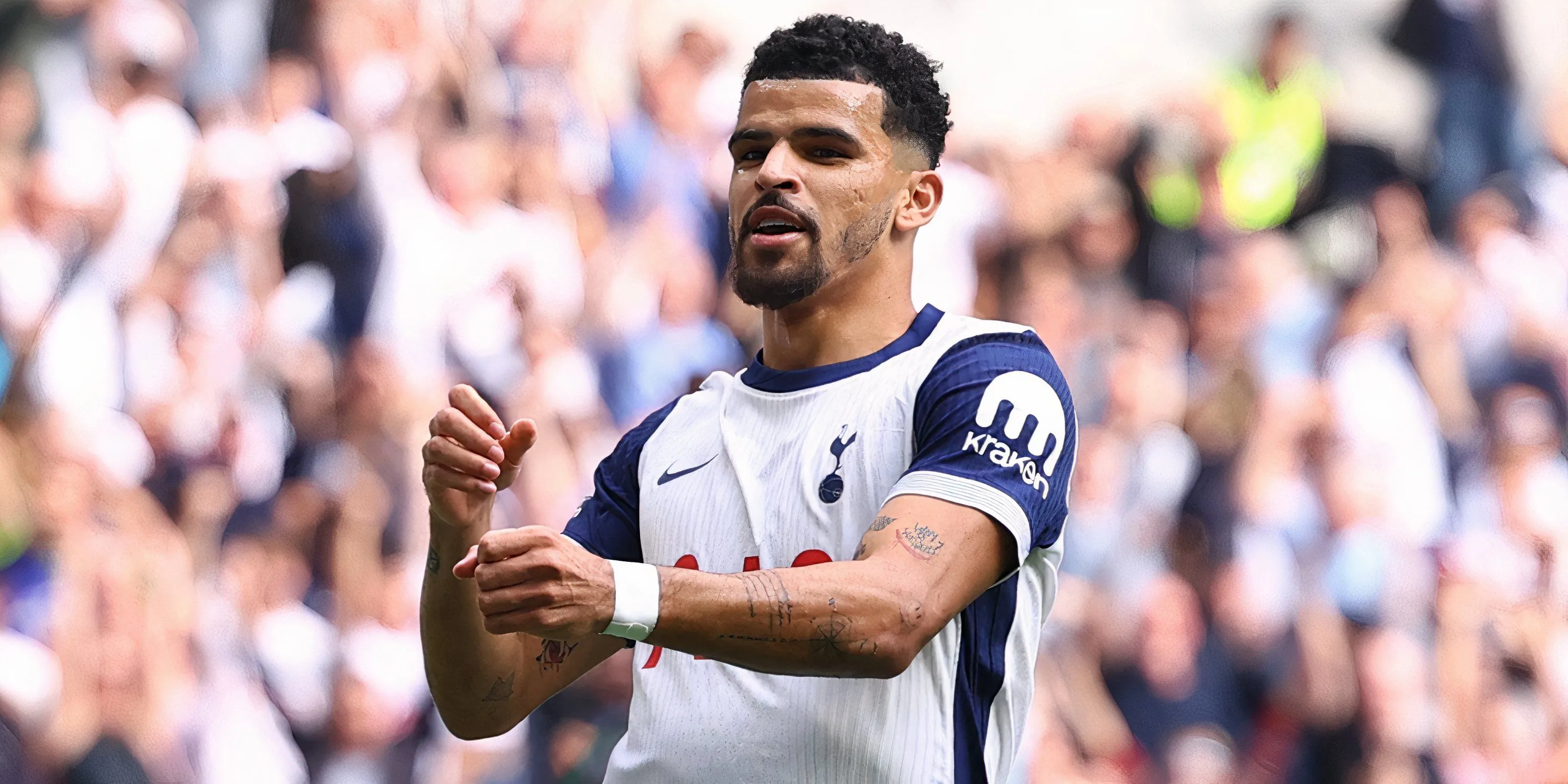 Dominic Solanke ăn mừng bàn thắng, tiền đạo chủ lực của Tottenham Hotspur bị nghi ngờ về khả năng ra sân đối đầu Villarreal tại Champions League.