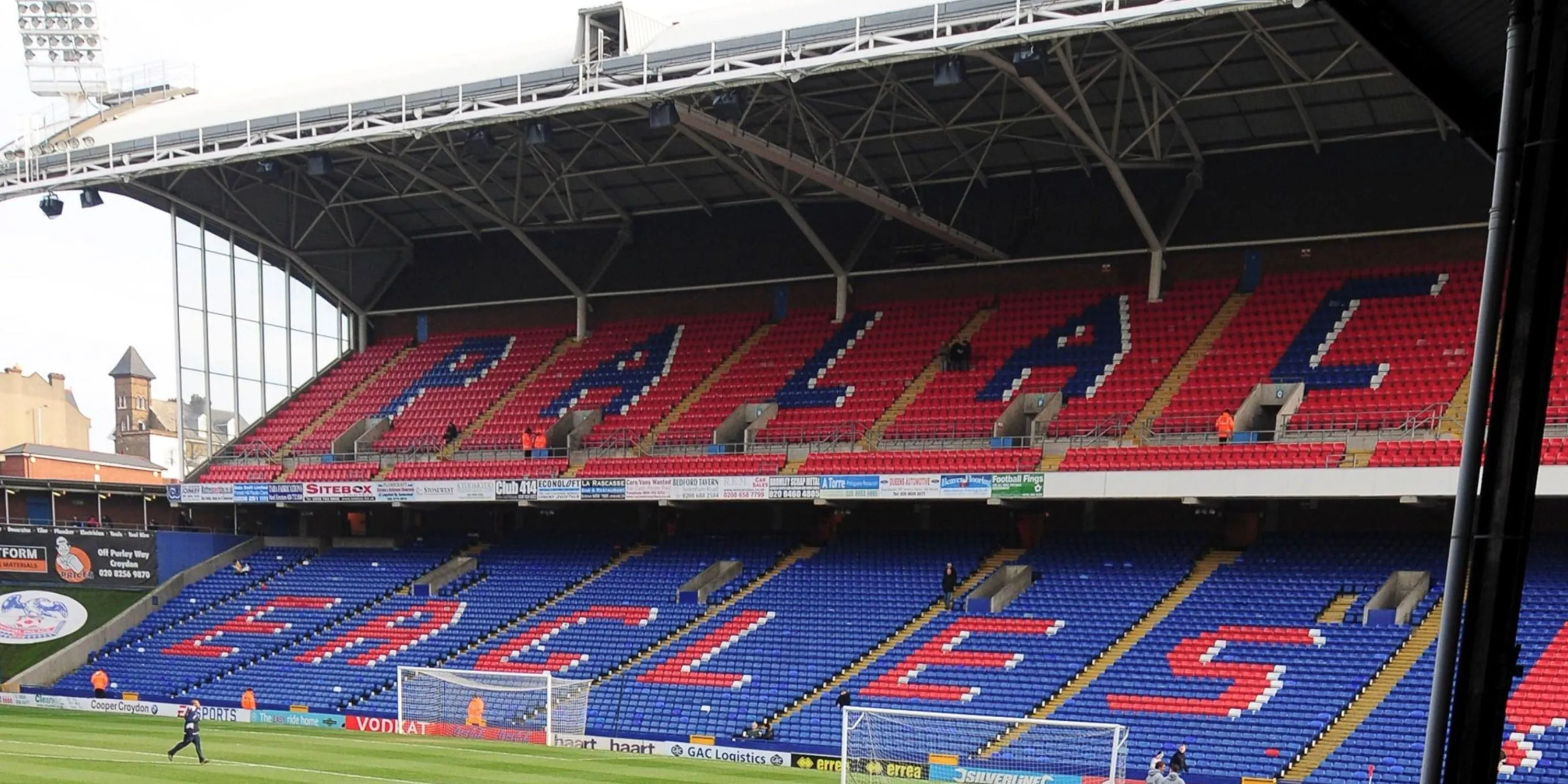 Khán đài bên trong sân Selhurst Park của Crystal Palace.
