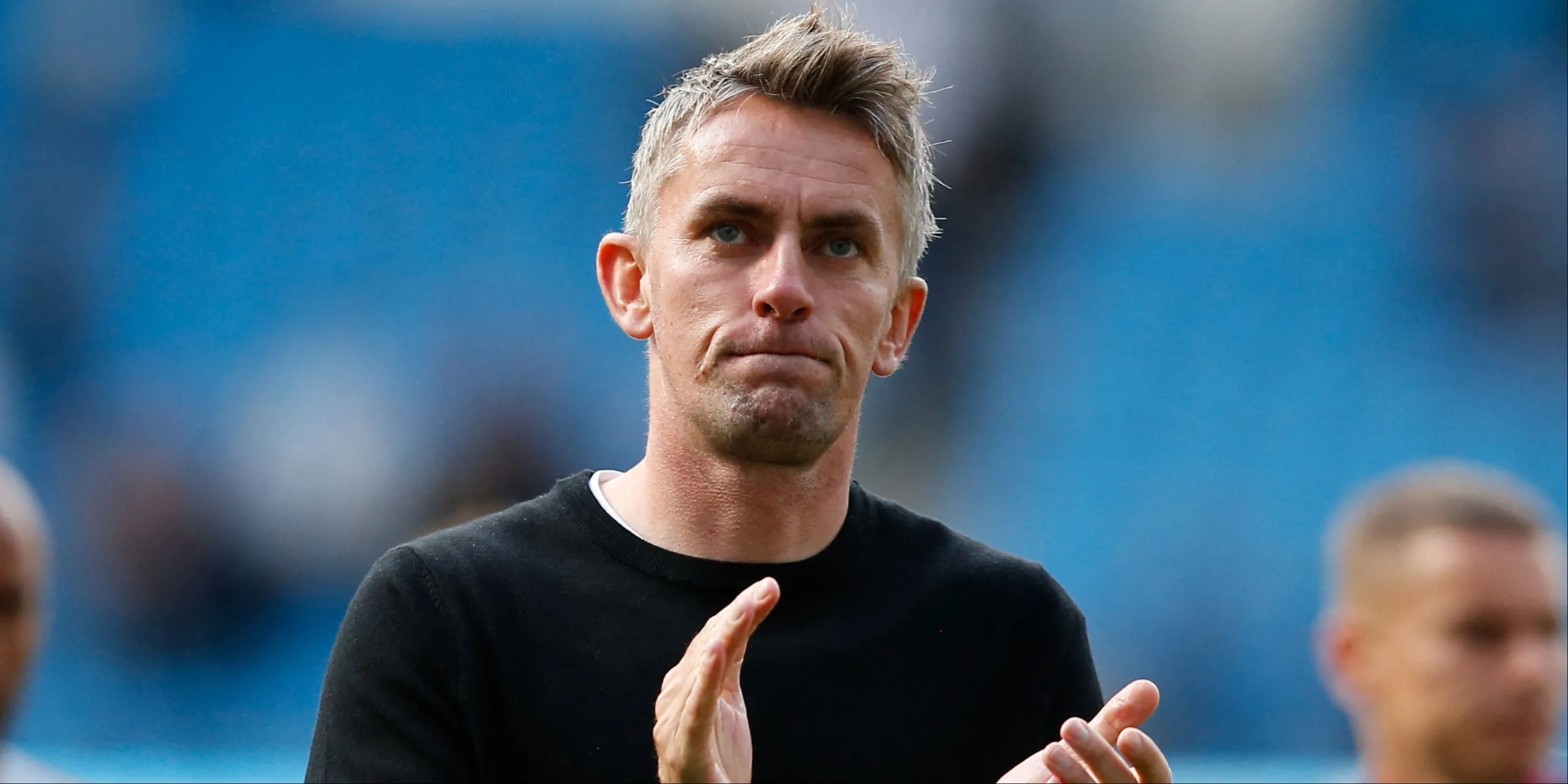 Kieran McKenna trên sân cỏ đang chỉ đạo đội bóng