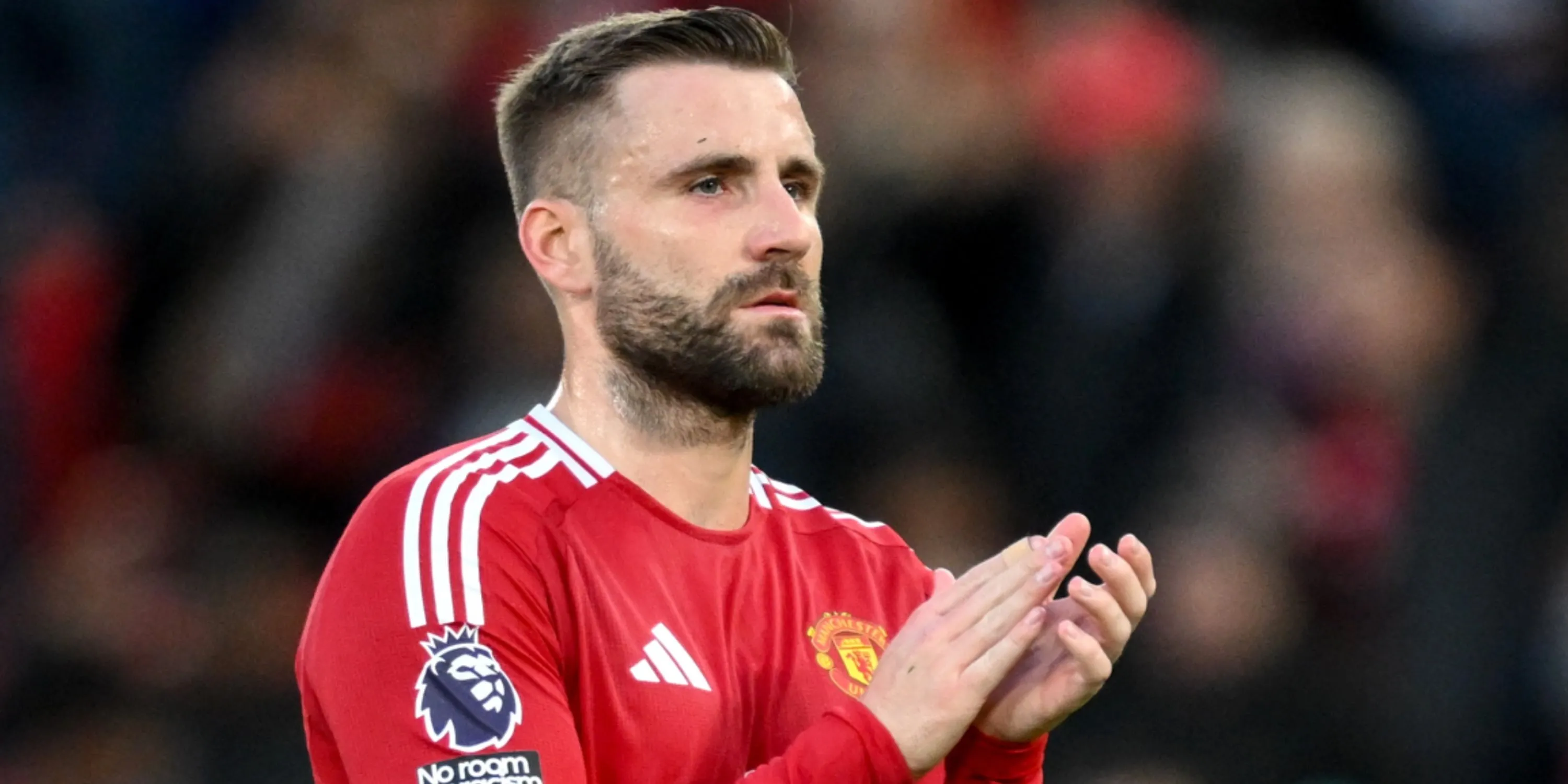 Luke Shaw trong trang phục thi đấu của Man Utd, biểu cảm tập trung trên sân bóng