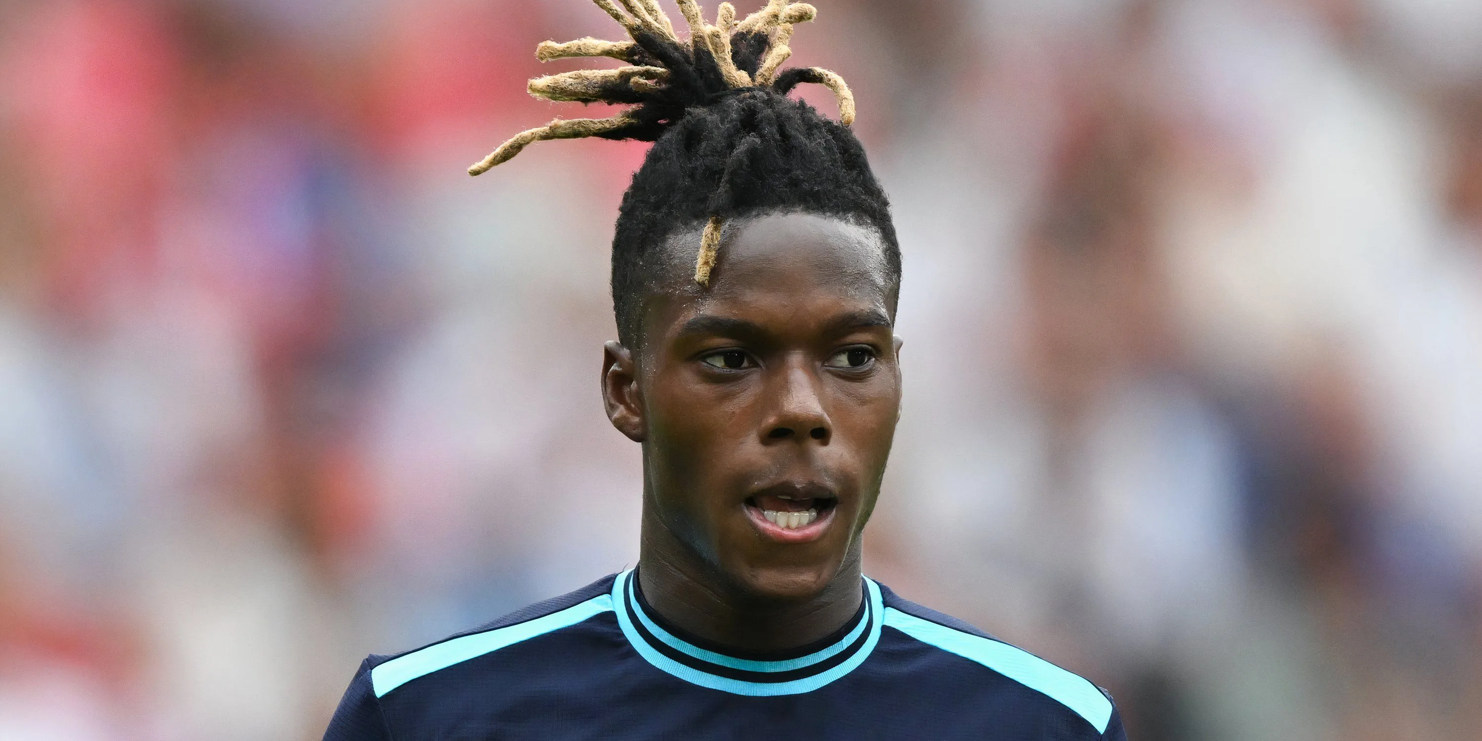 Nico Williams, tài năng trẻ của Athletic Bilbao, đang thể hiện kỹ năng trên sân cỏ trong trận đấu Cúp C1.