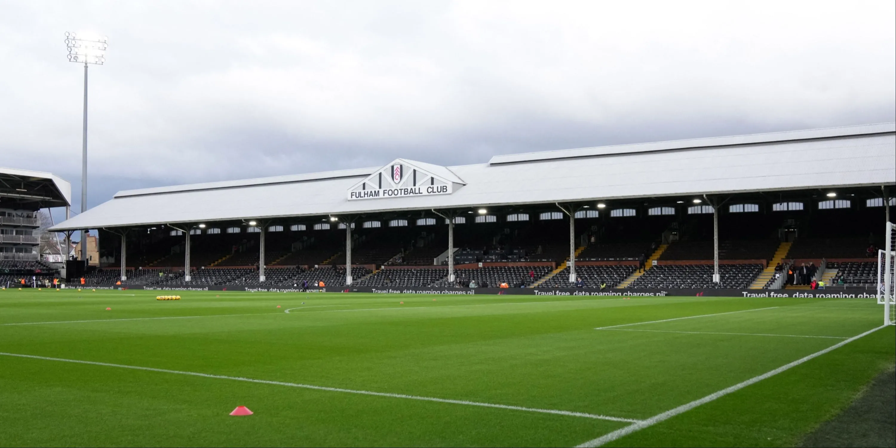 Sân Craven Cottage của Fulham nằm bên bờ sông Thames.