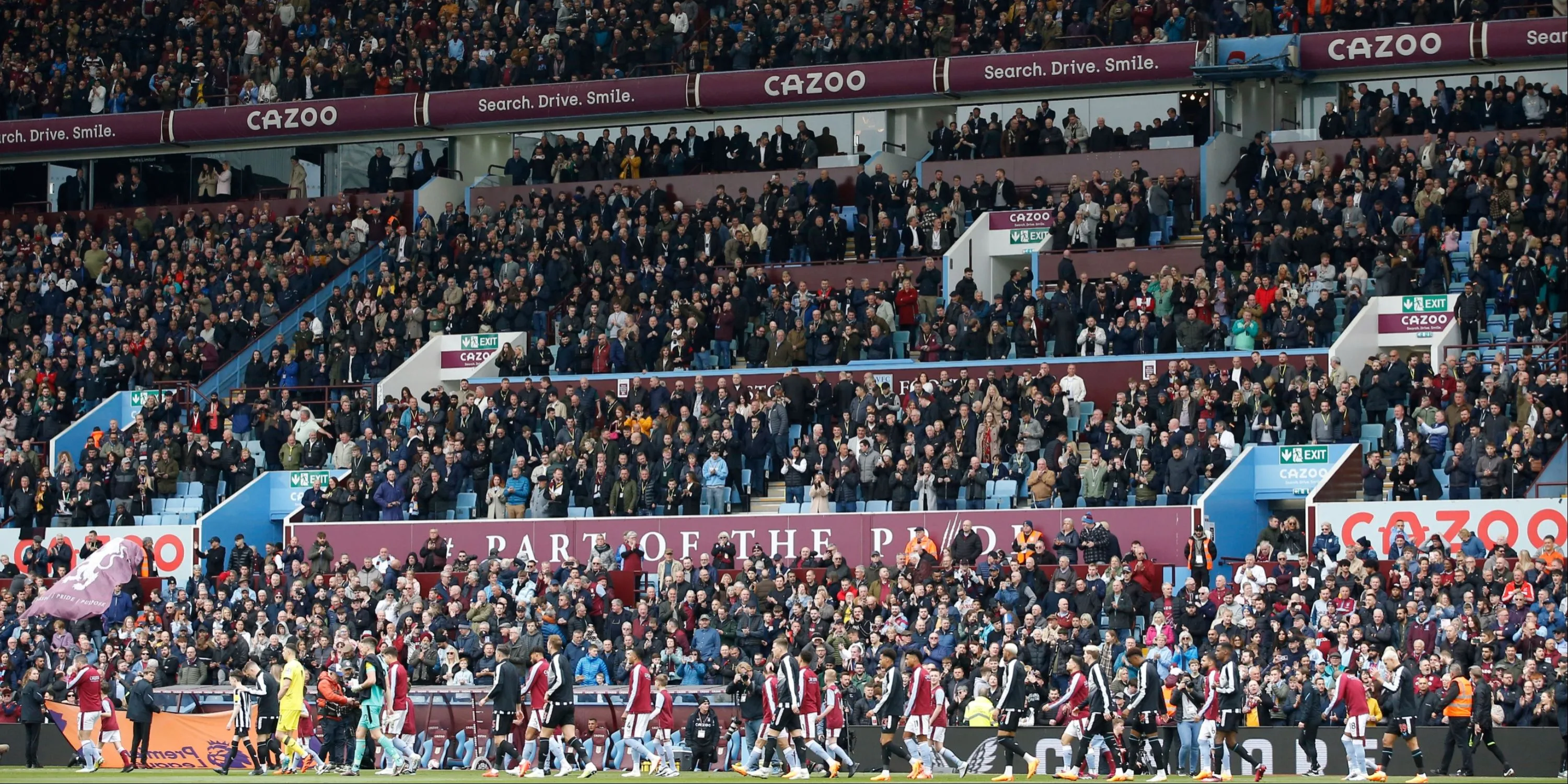 Sân Villa Park của Aston Villa với các khán đài rực rỡ dưới ánh đèn.