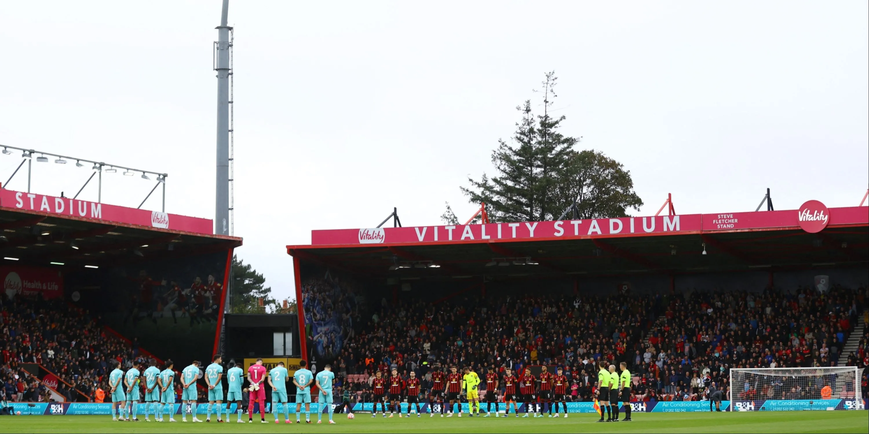 Sân Vitality của Bournemouth nhìn từ trên cao, khán đài đông đúc trong trận đấu Premier League.
