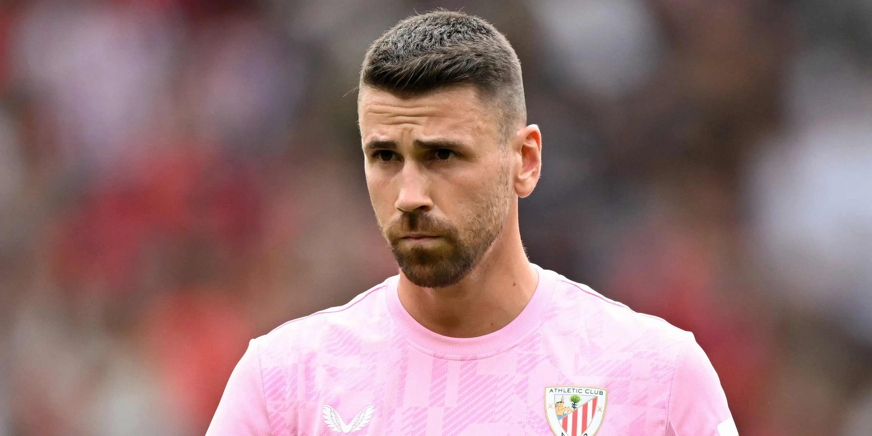 Thủ môn Unai Simon của Athletic Bilbao cản phá bóng, thể hiện phong độ ấn tượng trước thềm trận đấu Champions League.