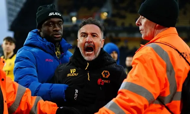 Cổ động viên Wolves phản đối HLV Vitor Pereira tại Molineux sau thất bại