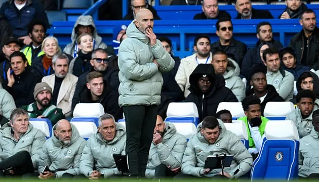 Enzo Maresca chỉ đạo trận đấu từ đường biên, HLV Chelsea đang đối mặt với nhiều áp lực sau chuỗi kết quả.