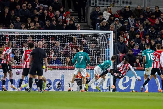 Liverpool bị khai thác ở các pha bóng cố định và không khắc phục được nhược điểm.