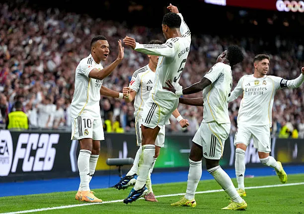 Real Madrid mừng chiến thắng tại Bernabéu sau trận El Clasico 2-1.