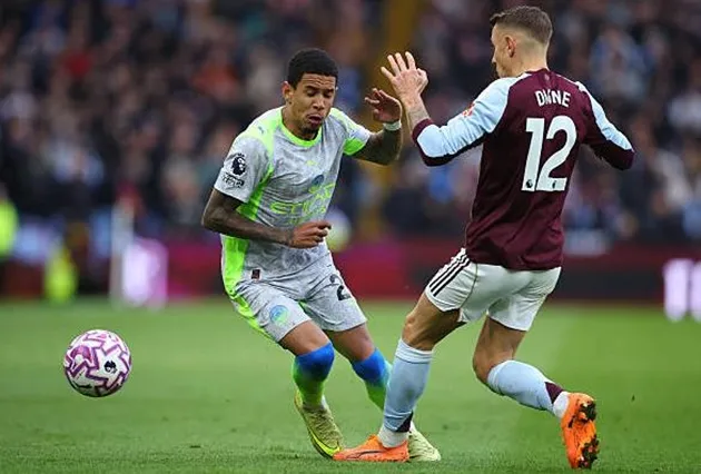 Savinho chơi mờ nhạt tại Villa Park, Man City thiếu sáng tạo hàng công