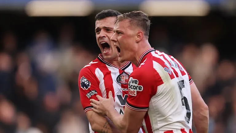 Tân binh Sunderland liên tục gây bất ngờ trên sân khách, lần này là màn ăn mừng sau bàn thắng quyết định.