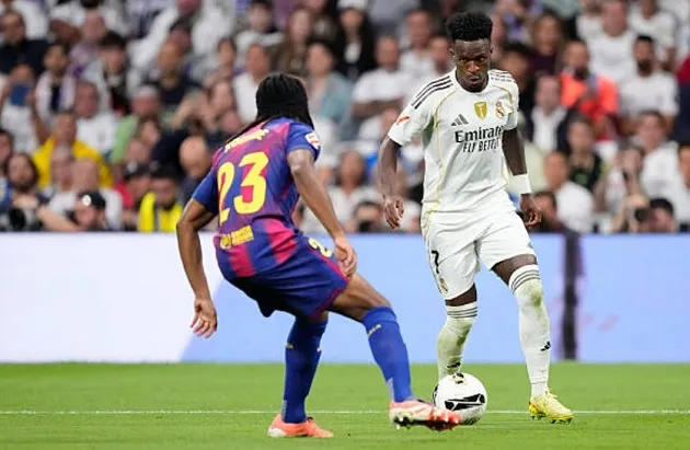 Vinicius khiến hàng thủ Barca căng mình với những pha đi bóng và tốc độ liên tục bên cánh trái.