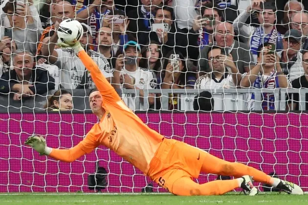 Wojciech Szczesny vận dụng kinh nghiệm để chặn cú sút 11m tại Bernabeu, pha cứu thua quyết định cho Barcelona