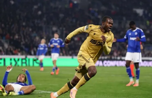 Mitchell mở tỷ số trận đấu cho Crystal Palace